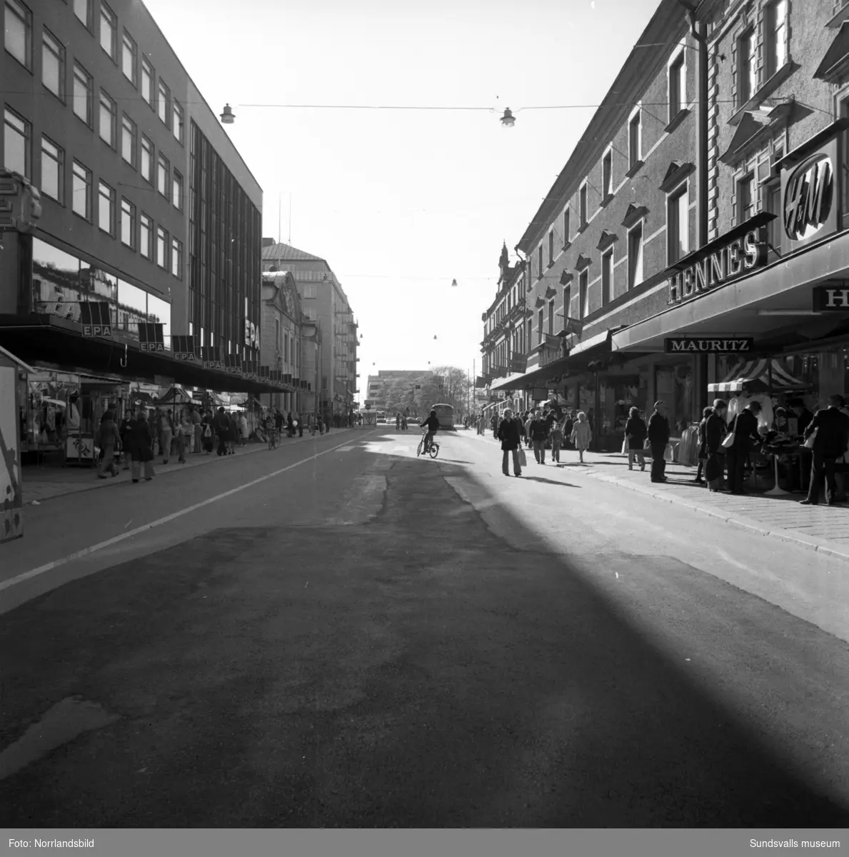 Bilder från Storgatan vid varuhuset EPA på vänster sida och mittemot låg Dahlmans samt HM.