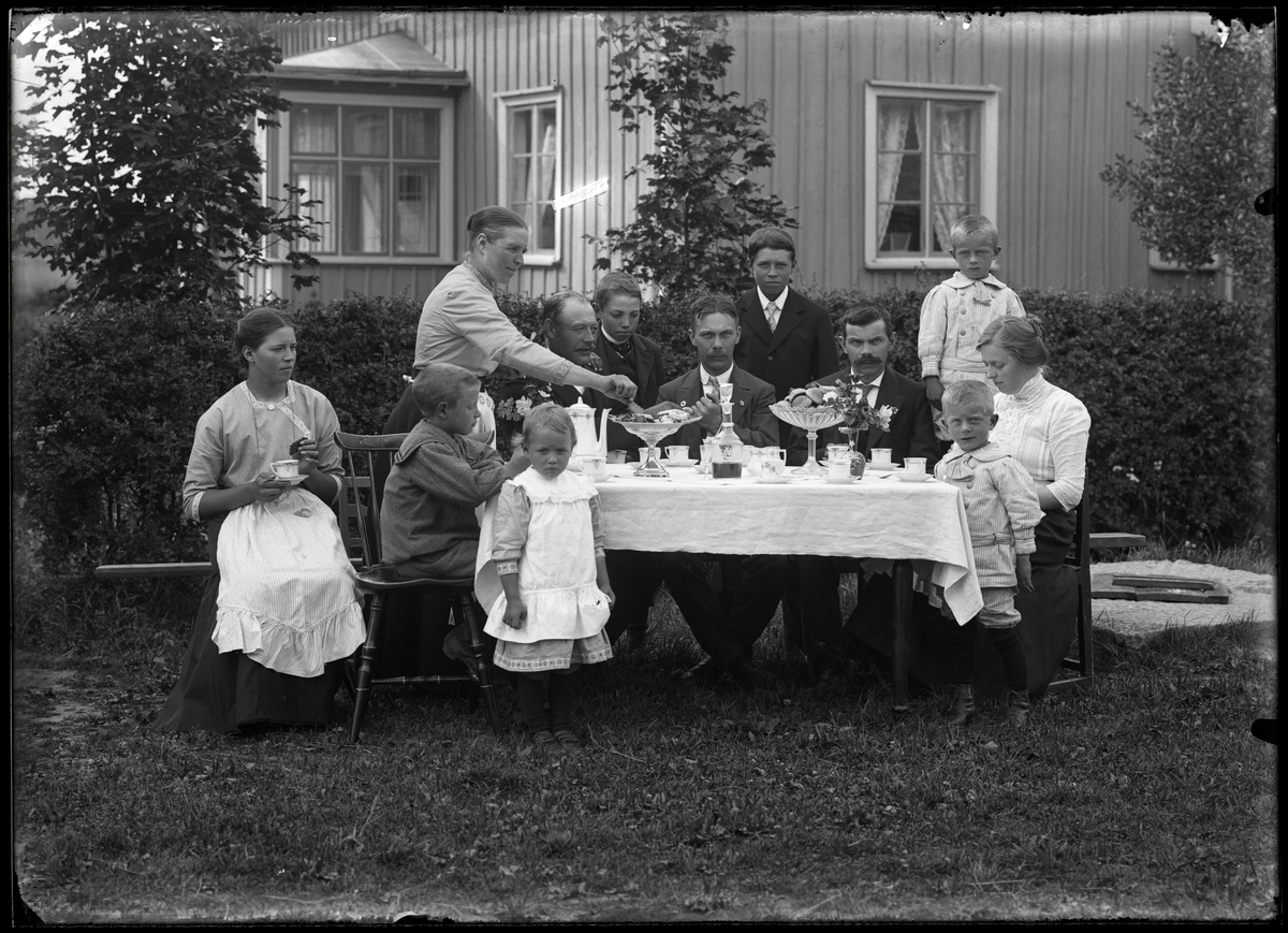 Familjen Högvall, Lars Bryntesgården