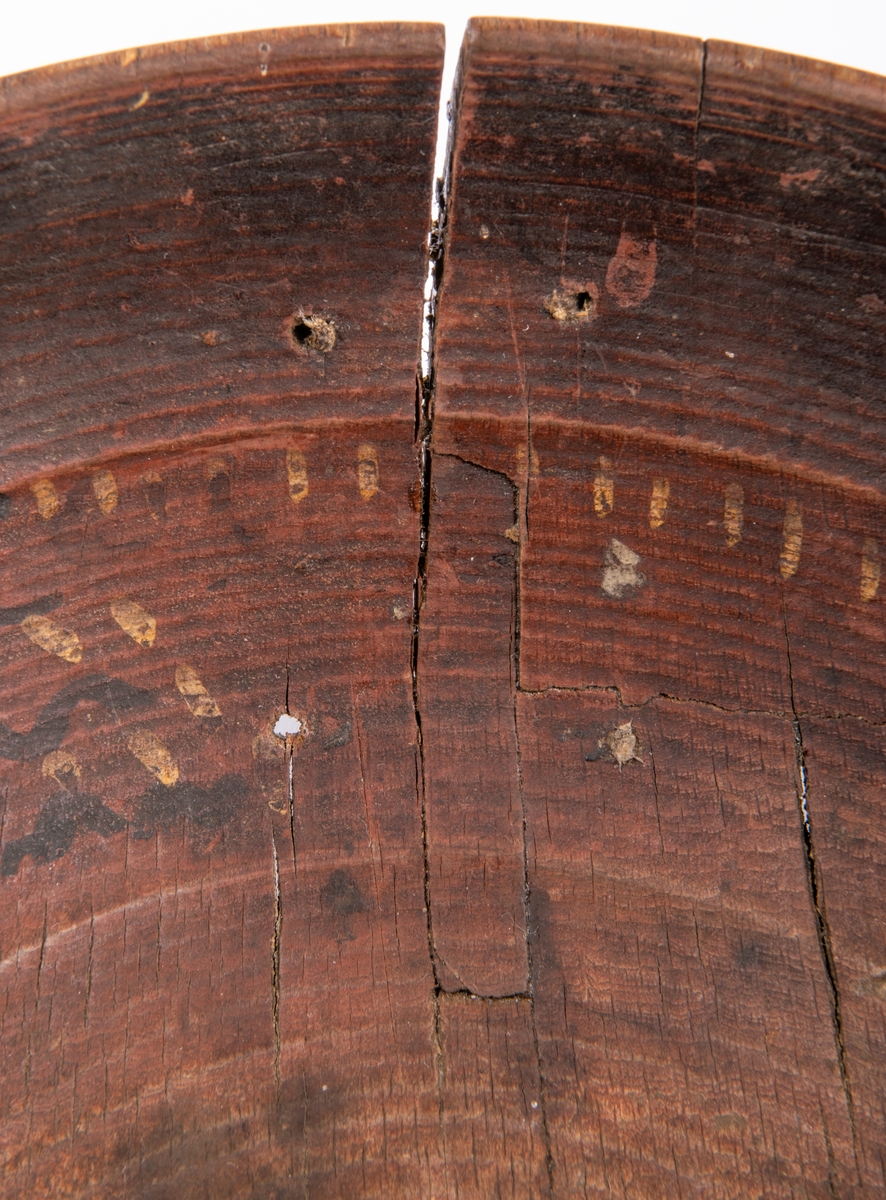 Snibbskål av trä. Svarvad, spår av röd och svart färg. Ristat i botten ANO 1710 Ci.