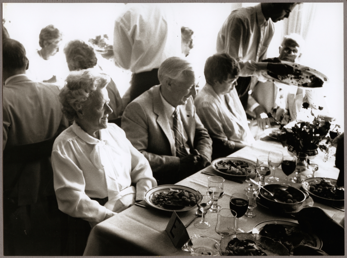 Ingegärd och Gösta Bringemark till vänster i bild, Mona och Karl-Ivan Eriksson på Julita värdshus där det serverades middag på Trafikaktiebolaget Grängesberg - Oxelösunds Järnvägar, TGOJ-dagen den 2 juni 1989.