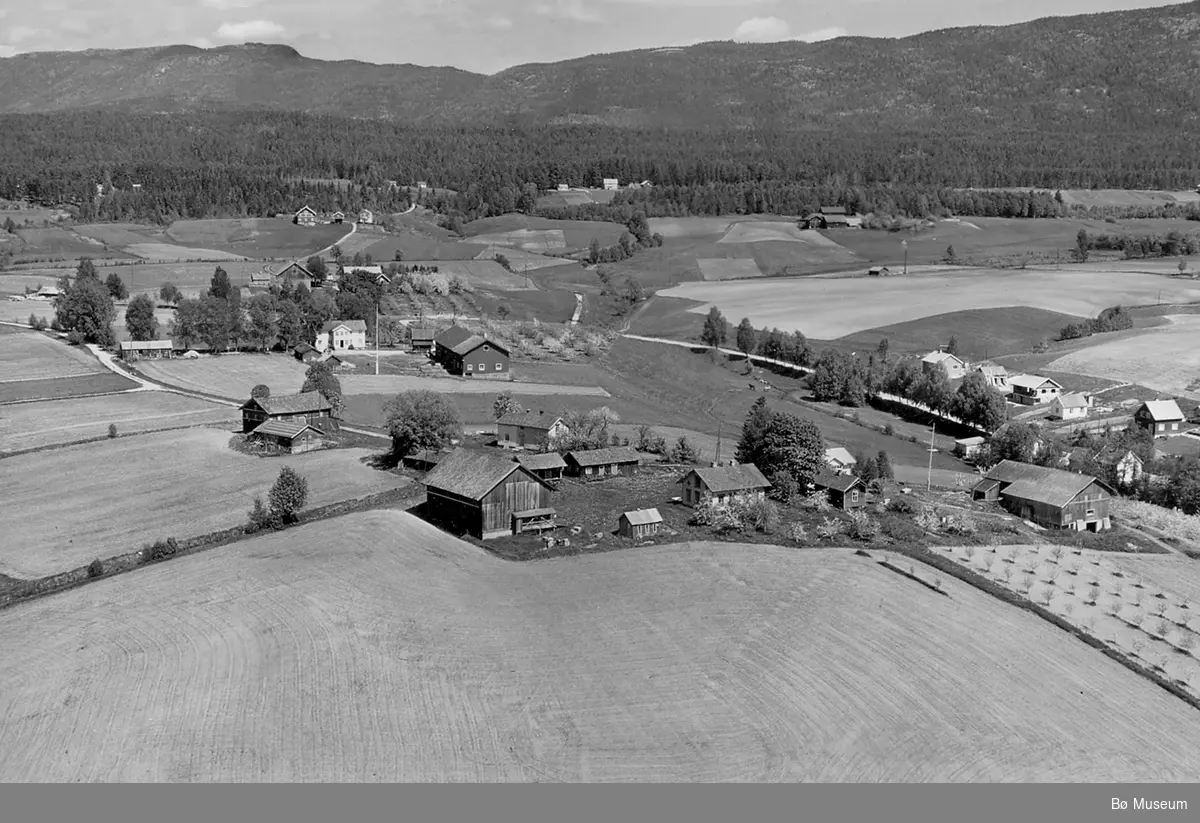 Flyfoto av Folkestad Midtgard 13. juni 1958.