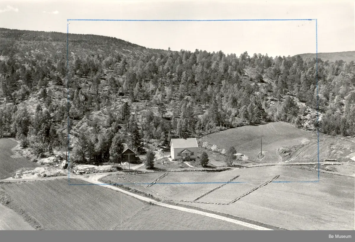 Flyfoto av Åsli på Bakåssida, tatt 13. juni 1958.