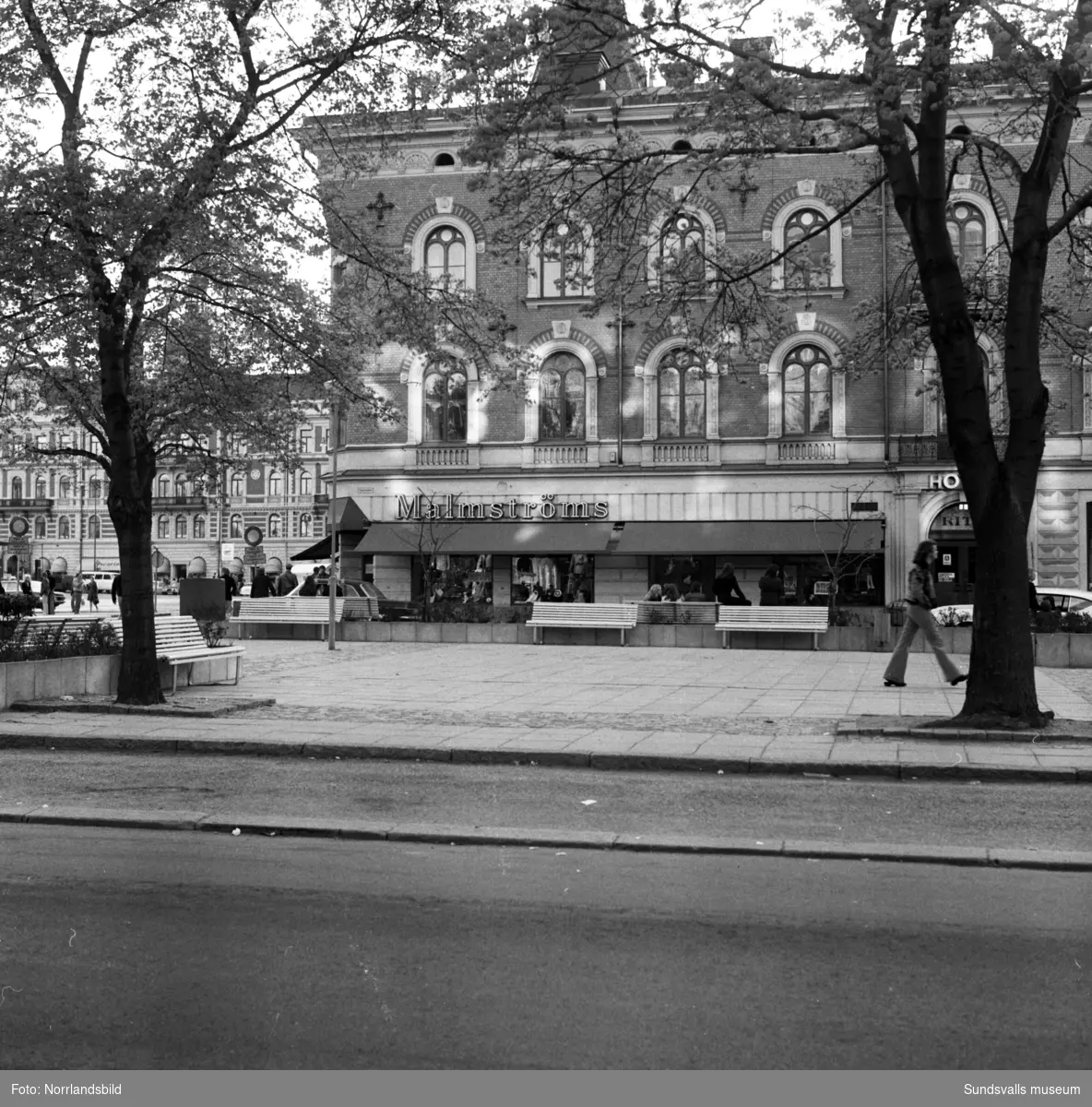 Esplanaden precis norr om Storgatan. Bakom syns butiken Malmströms herrkläder.