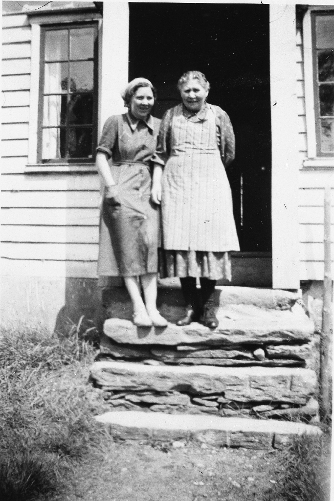 Karen Digernes f. Norheim og Rakel Digranes i bislagsdøra i omlag 1940.