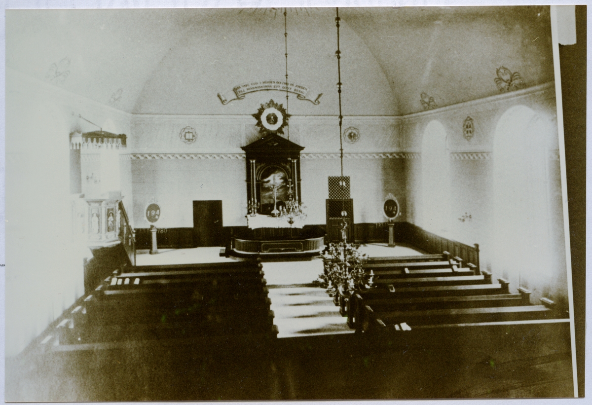 Huddunge sn, Huddunge kyrka.
Interiör av kyrkan mot altaret, omkr. 1900.
