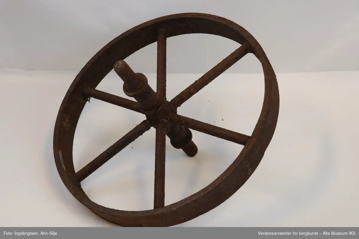 Form: Hjul med aksling og 6 eiker.