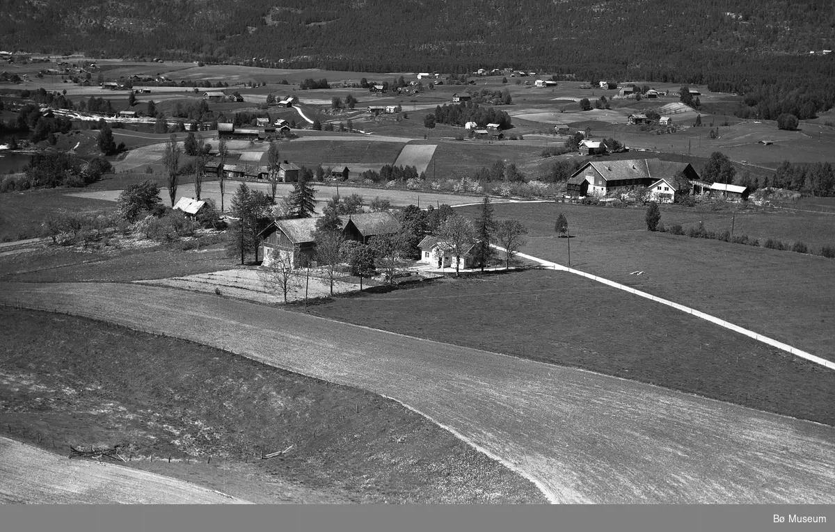 Flyfoto av Fossheim i Bø.