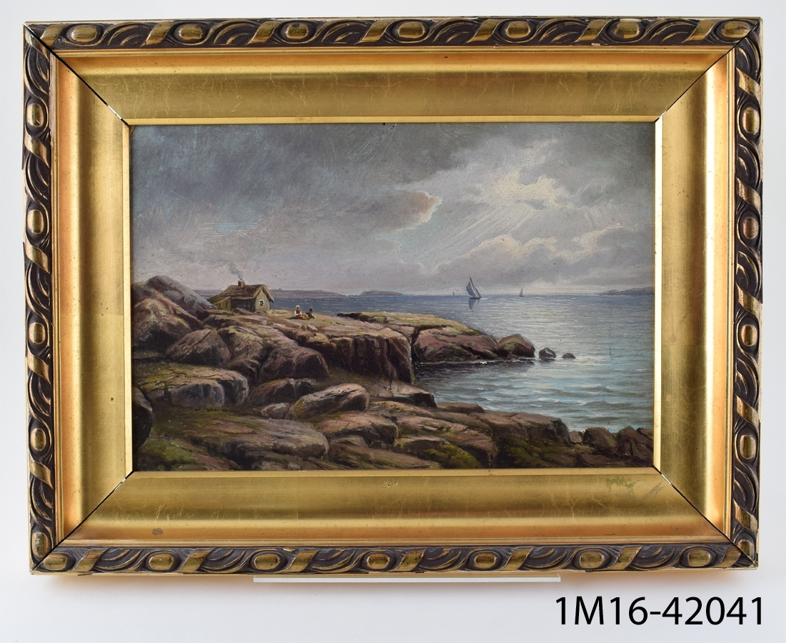 Enligt liggaren: Oljemålning av A. Liedgren (enl. uppgift), L. f. i Lidköping, Skärgård med öppet hav, bred, förgylld ram. :: Montering/Ram: Monterad i förgylld ram.