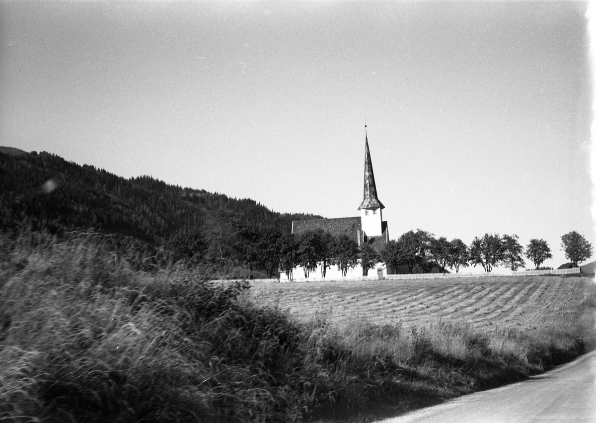 Vingrom kirke. Bildet er fra sommeren 1958.