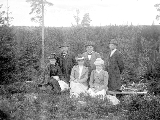 Tre män och tre kvinnor i skogen, Riddarhyttan.