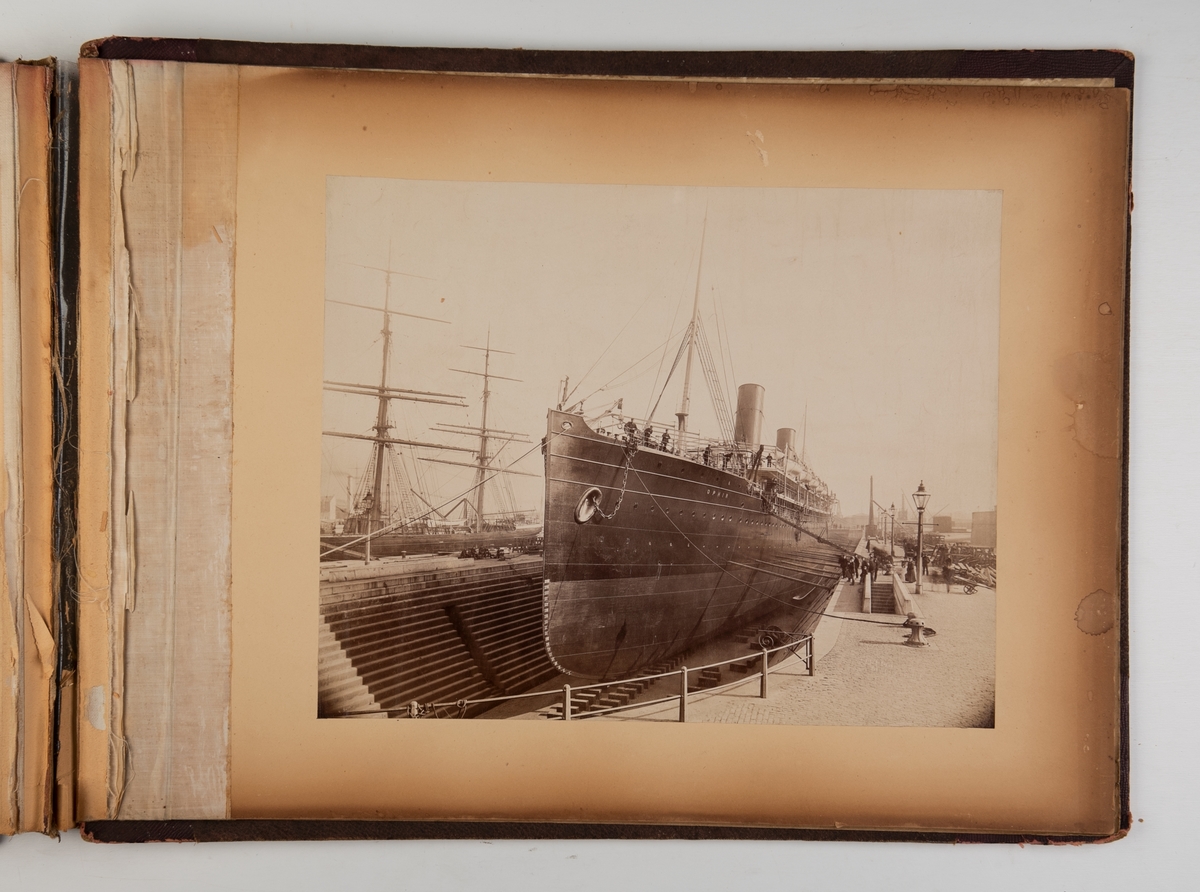 Album med fotografier av seilskip og dampskip