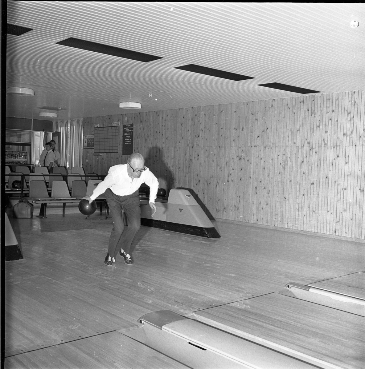 Percy Heldebrandt, troligen, spelar bowling.