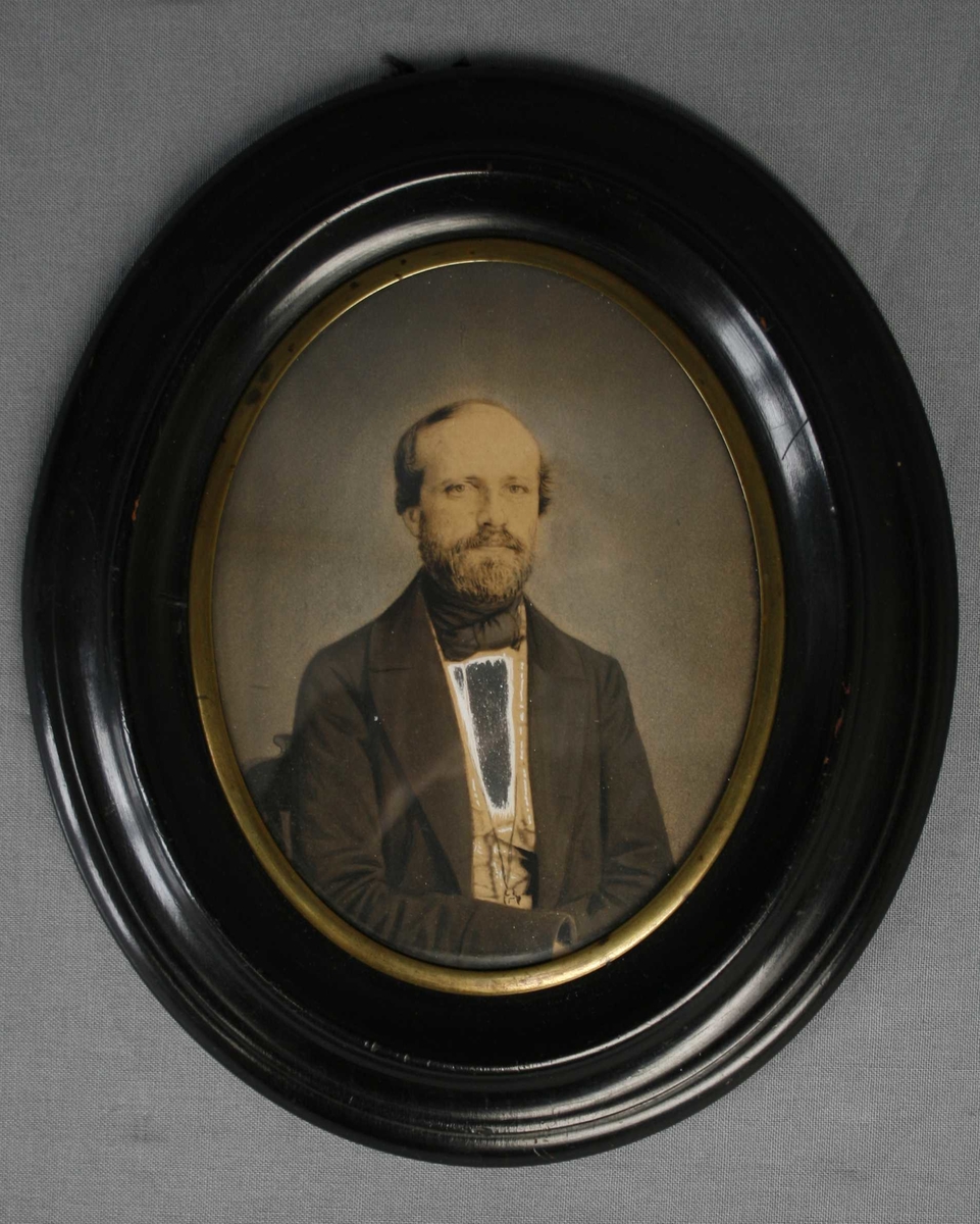 Fotografi i ramme som viser Wilhelm Lassen (1815–1907).
