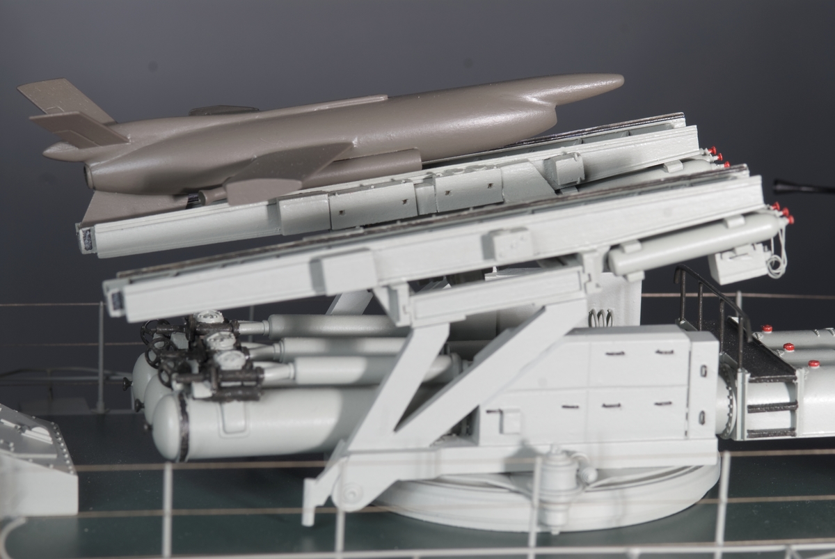 Modell av jagaren HALLAND. Modellen utförd i block, skrovet utfört i al, kanontorn etc. i vitbok.