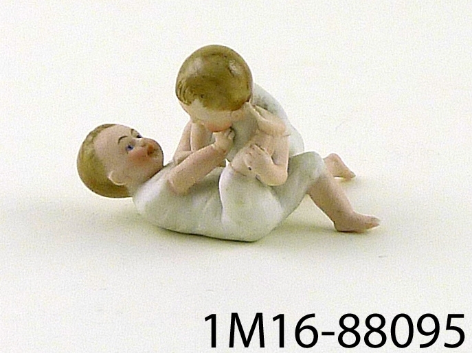 Figurin föreställande lekande barn.
