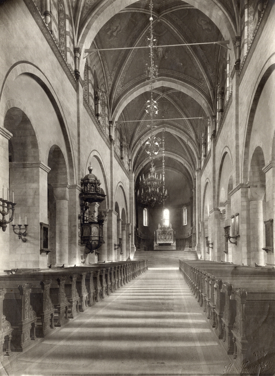 Foto (svart/vitt) av Lunds domkyrka 1906. Interiör med vy mot koret och altaret.

Inskrivet i huvudbok 1983.