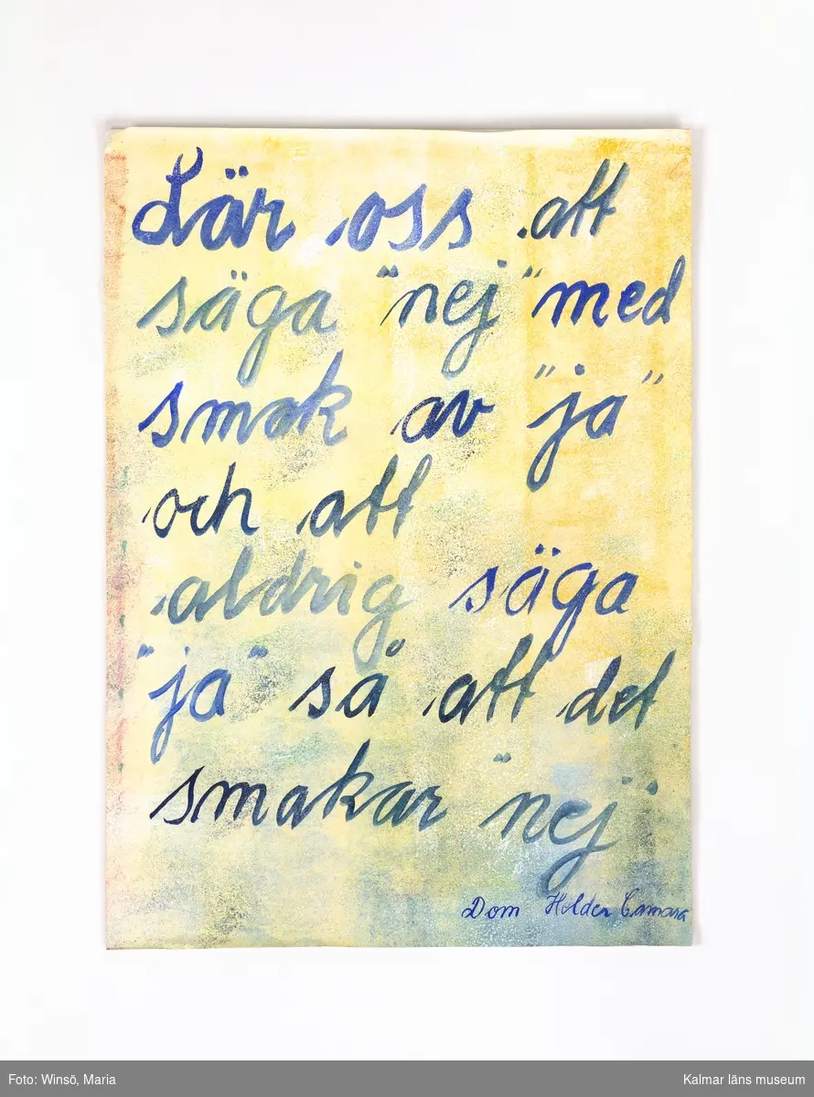 Citat av Dom Hélder Câmara, målat i blått på blå och gul bakgrund: "Lär oss att säga "nej" med smak av "ja" och att aldrig säga "ja" så att det smakar "nej".
