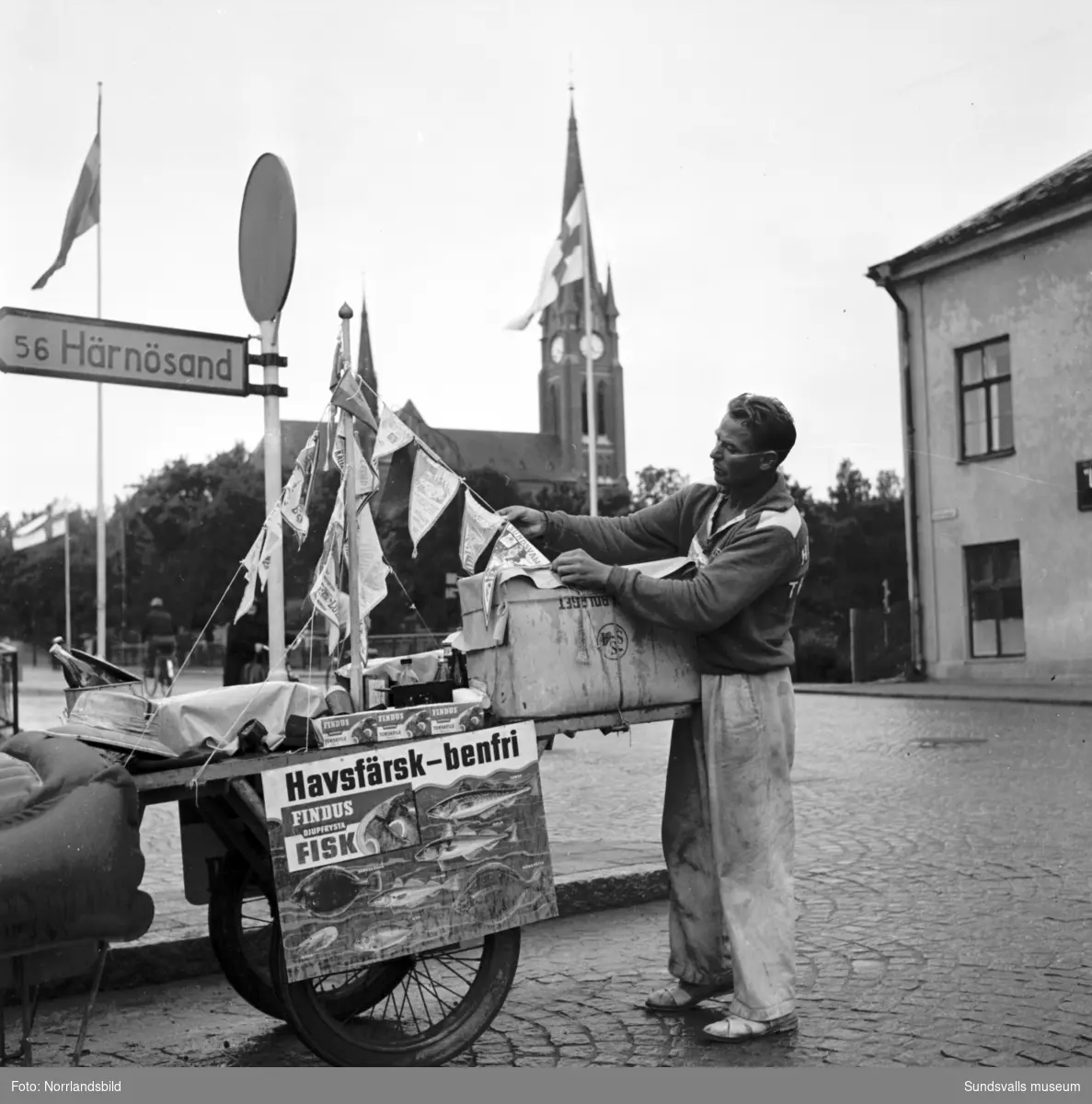 Sommaren 1954 passerade ett udda ekipage Sundsvall. Det var Enock Strandell, levnadskonstnär och lokalprofil från Trelleborg, som efter en vadslagning genomförde en vandring från Haparanda till Trelleborg med sin dragkärra packad med det nödvändigaste.