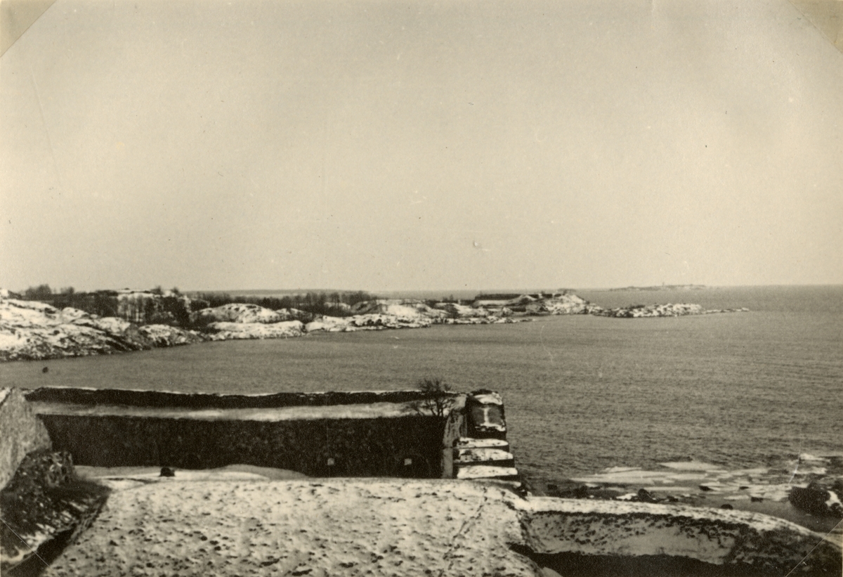 Text i fotoalbum: "Studieresa med general Alm till Finland 1.-12. mars 1939. Utsikt från Sveaborg mot havet."