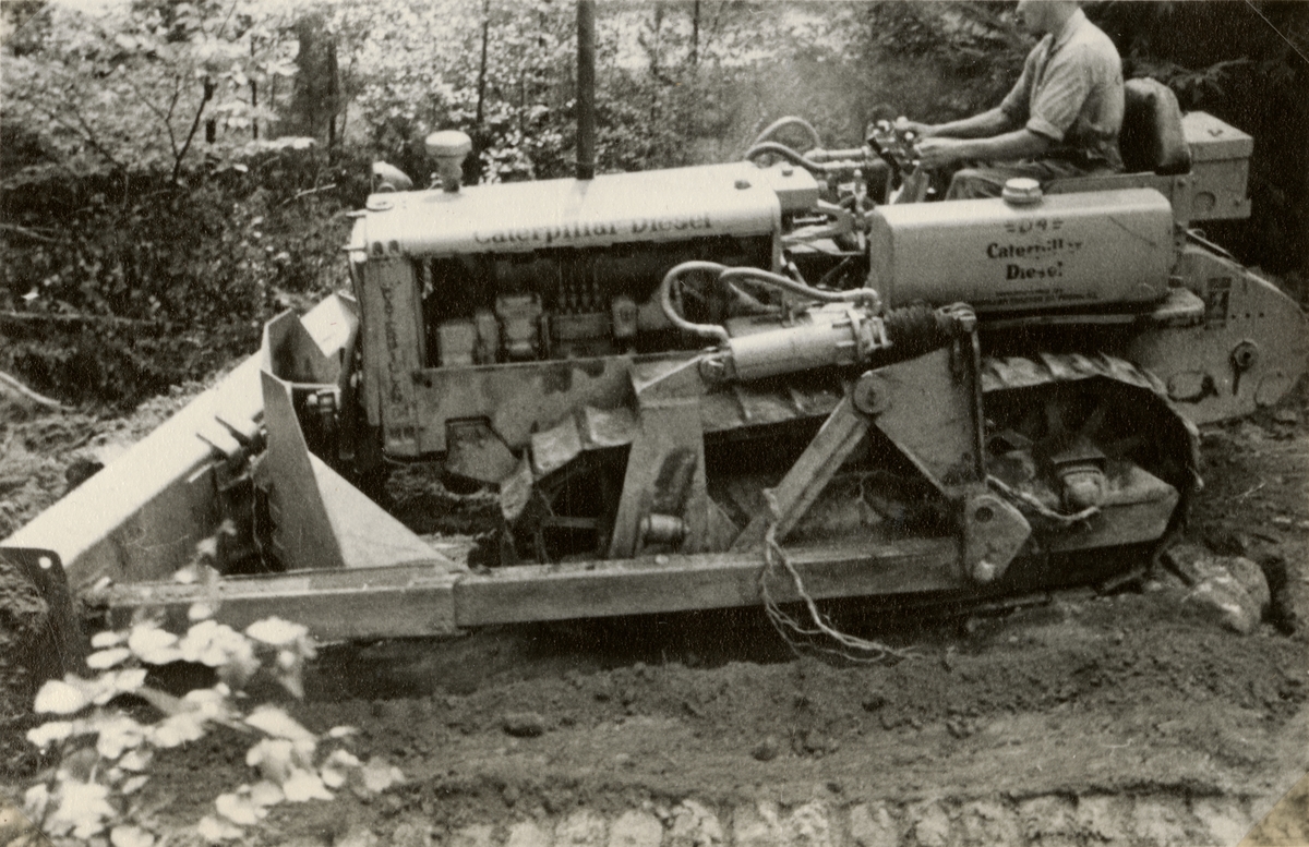 Text i fotoalbum: "De första traktorproven på Ingarö i aug. 1939. "