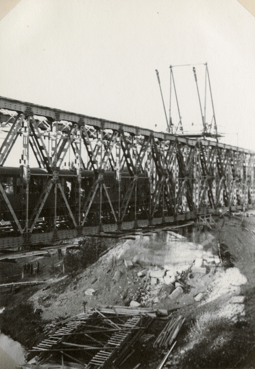 Text i fotoalbum: "I. jvgbat. 2-vånings jvgkrigsbro vid Petikån norr om Jörn (okt. 1941)."
