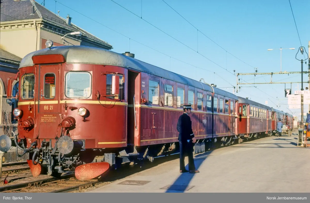 Persontog 375 Hamar-Røros med firevogns motorvognsett på Hamar stasjon