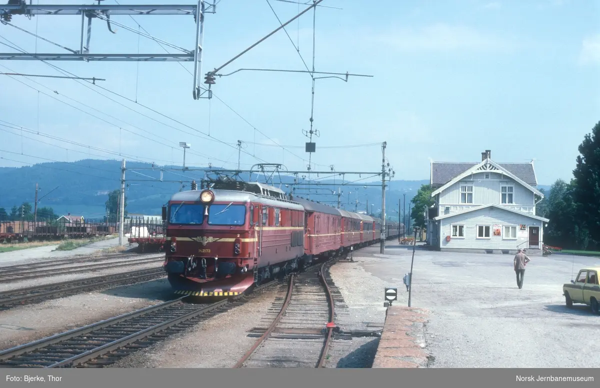 Hurtigtog 601 til Bergen passerer Jevnaker stasjon, trukket av elektrisk lokomotiv El 14 2173