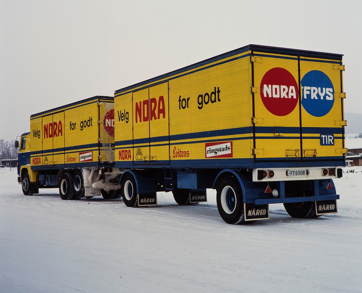 Nora-Sunrose, lastebil med Nora, Løitens, Ringstad, logo, reklame. Lastebileier Hestsveen.  Scania FS-37606. Tilhenger FT-6908.