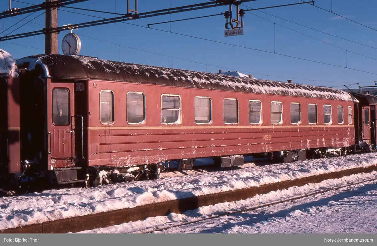 Personvogn litra B3 nr. 25642 i tog 301 på Hamar stasjon