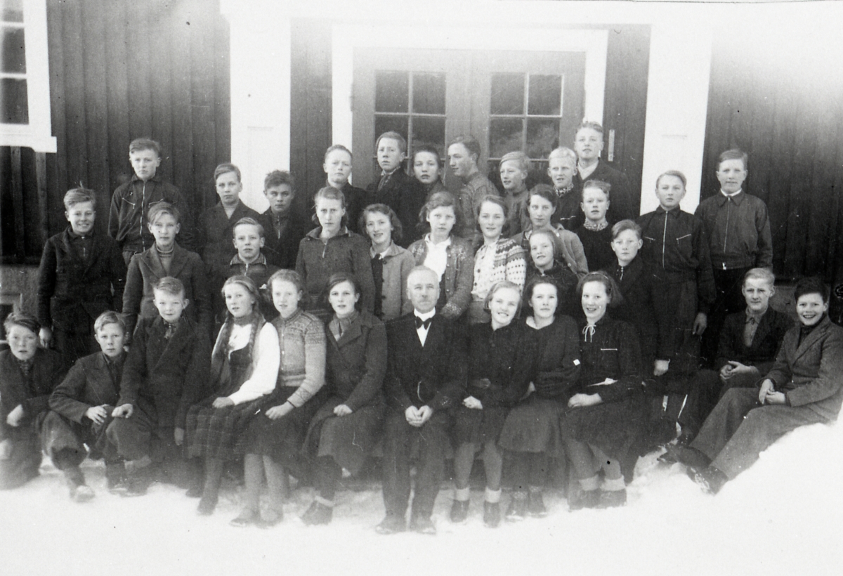 Konfirmantar ved Slidretun våren 1940.