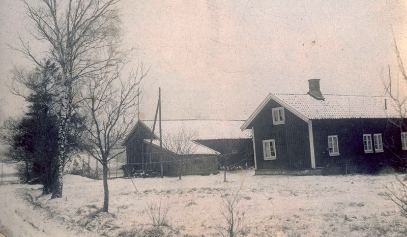 Heljered Sörgård "Skräddarns" på Heljeredsvägen, cirka 1900 - 1910. Gården är riven och idag ligger Heljereds förskola på platsen.