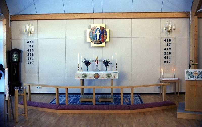 Apelgårdens kyrka 1990-tal. Altartavla (okänd konstnär). Golvur skänkt av Kållereds bygdegårdsförening. Samma foto som A1184.