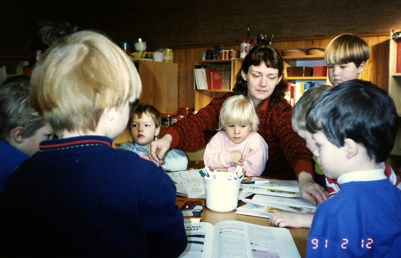 Kyrkans barntimmar 12 februari 1991. Ingela Nilsson Torvaldsson leder barnaktiviteterna, troligtvis i Församlingshemmet.