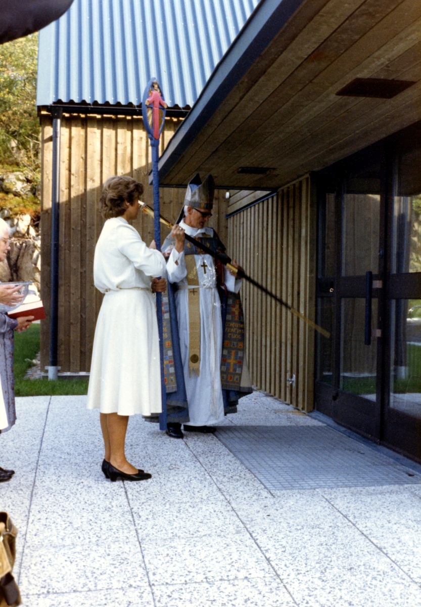 Invigning av Apelgårdens kyrka (Svenska kyrkan) 1982.
Lena Forsberg, anställd i församlingen samt biskop Bertil Gärtner.
