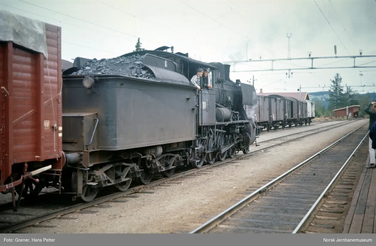 Damplokomotiv type 24b nr. 264 med godstog til Skreia på Reinsvoll stasjon.