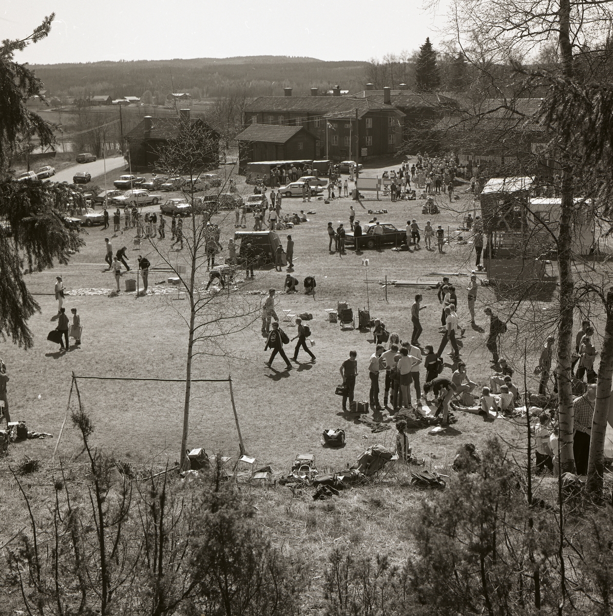 Några människor går på ett fält vid en tävling i orientering, 12 maj 1984.