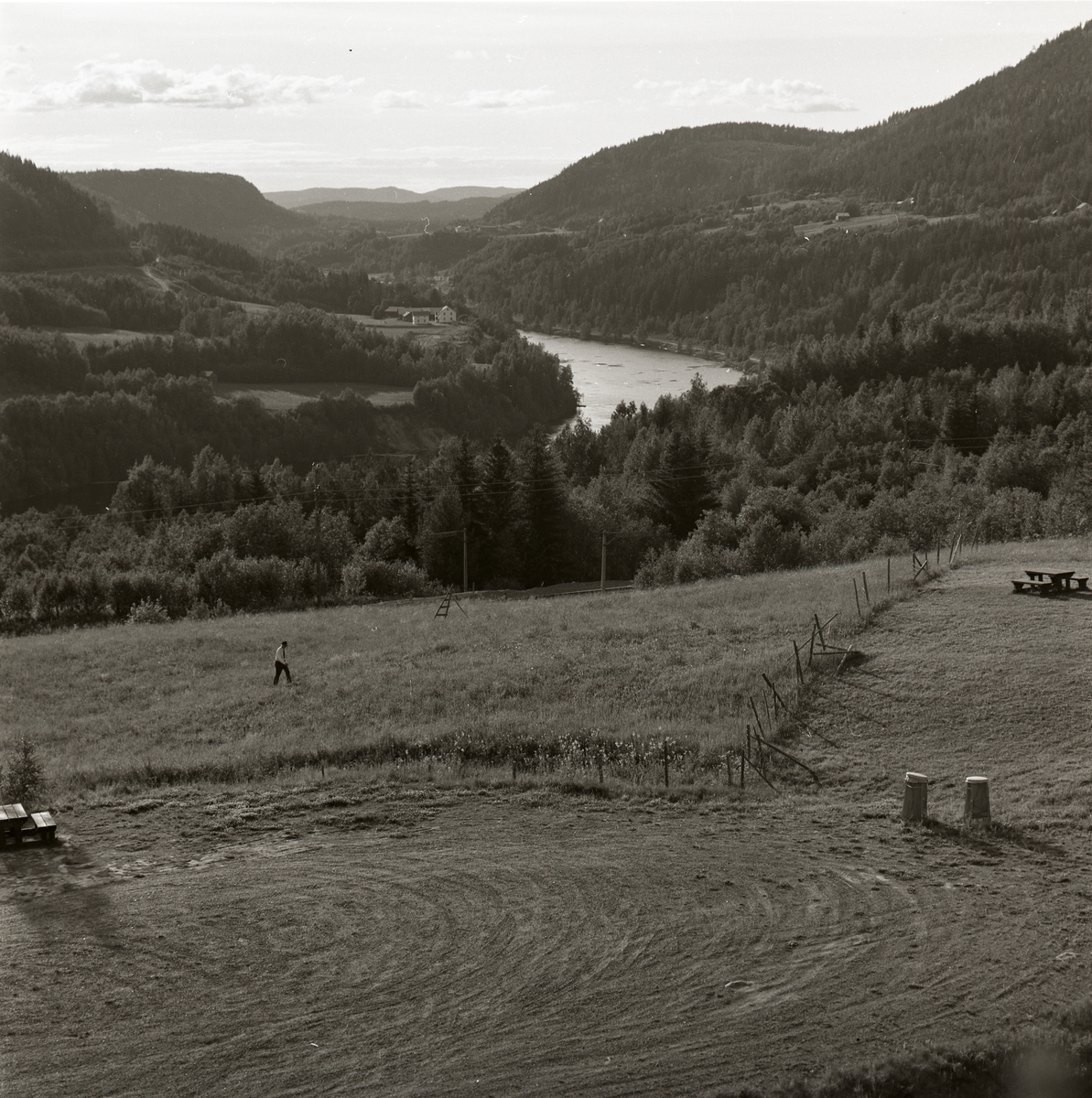 Utsikt över åkrar, skog och sjö i Forsmo, 1974.