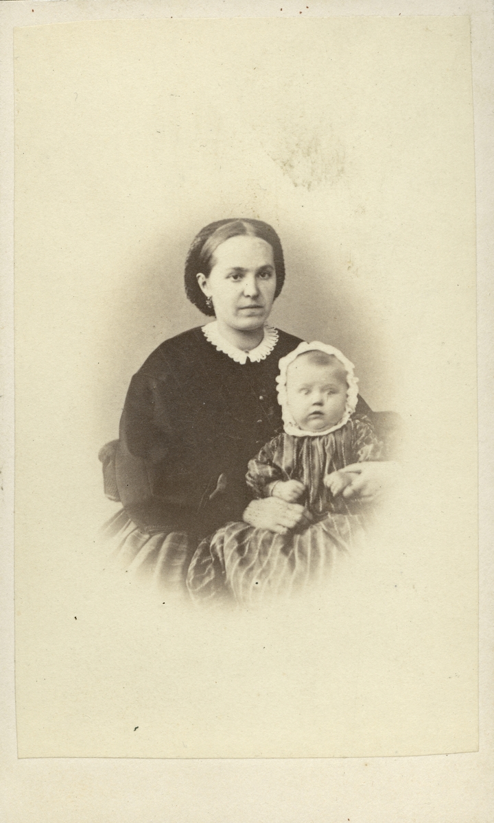 Fru Kling med sonen Josef.