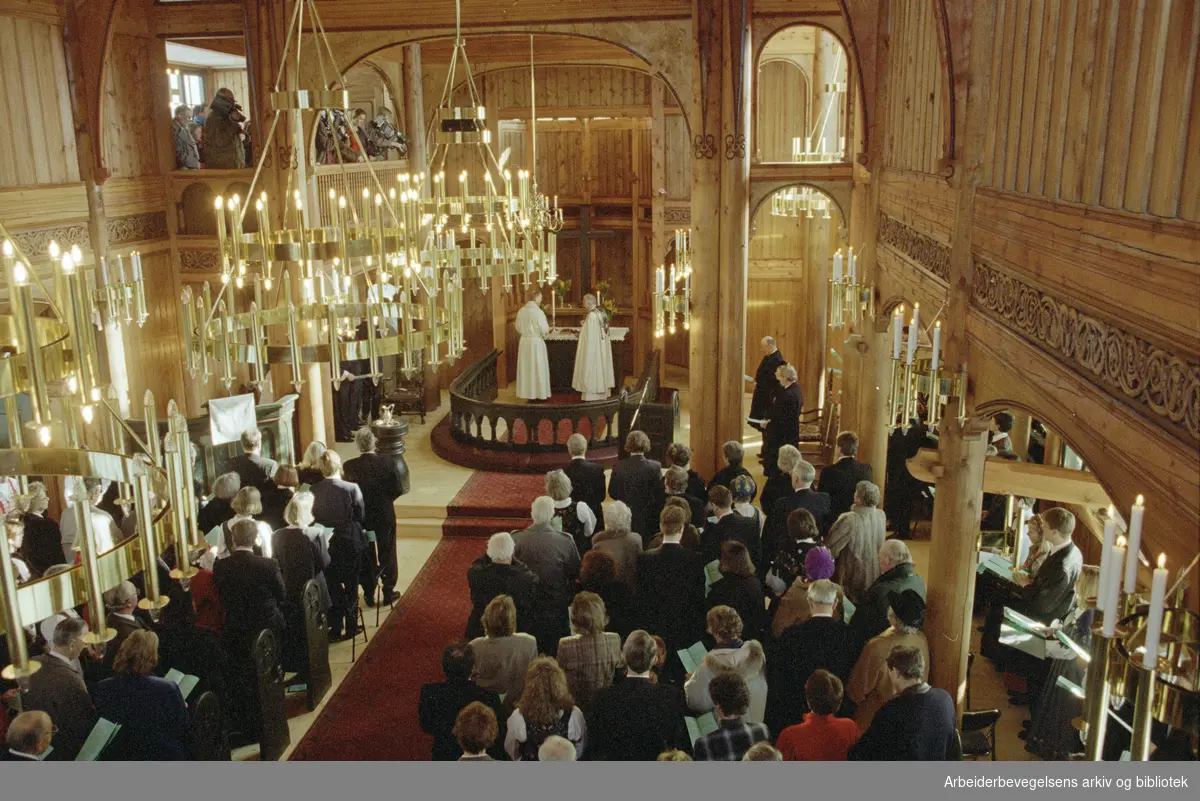 Oslo: Holmenkollen kapell. Den første gudstjenesten og vigsling av det nye kapellet. 3. mars 1996