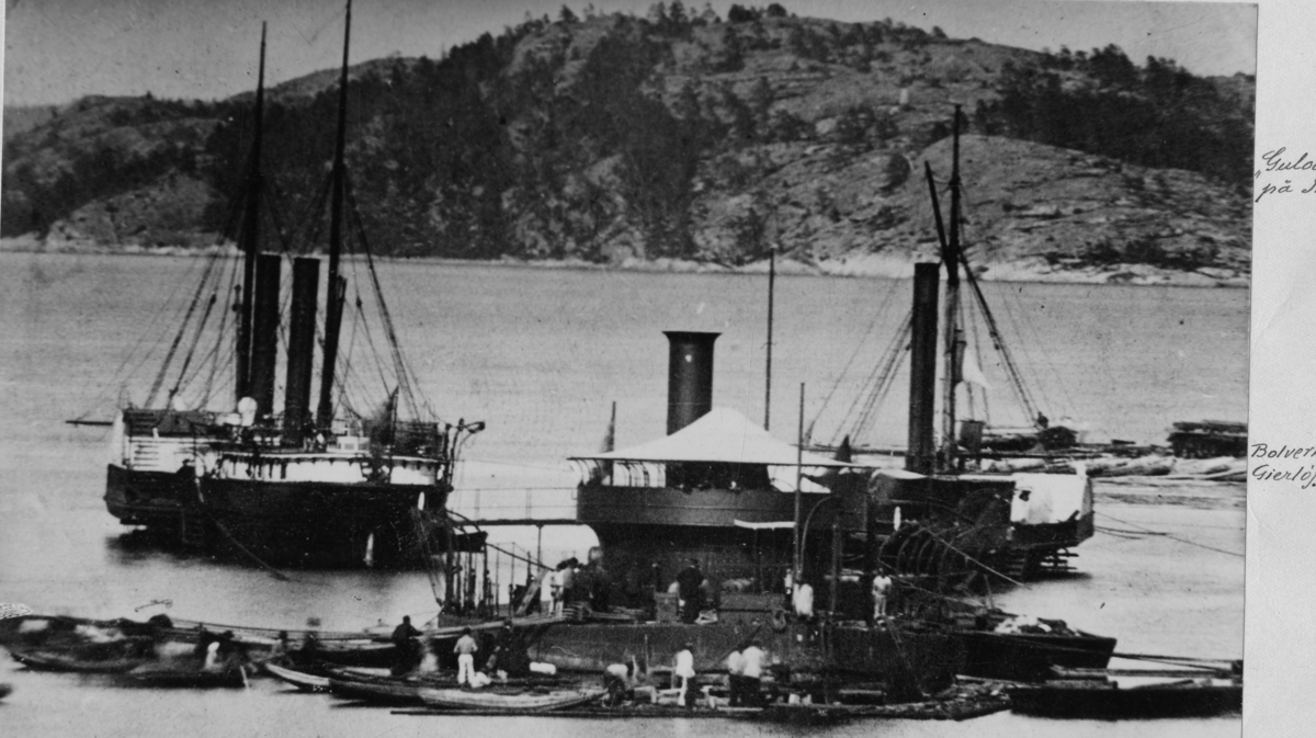 Monitorbåten "Mjølner" grundstøtt på båen mellom dampskipbrygga og øya i 1870. Slepebåtene (hjulbåter) "Vidar" og "Viken" fikk trukket den av båen. Kragerø