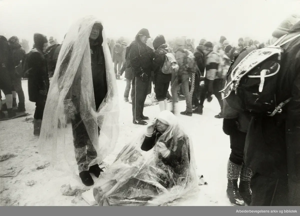 Holmenkollen. Wassbergs 5-mil, - småtteri mot publikums bragd i det dårlige været. Mars 1982