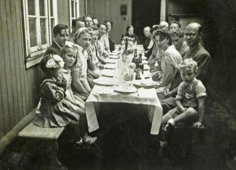 Barnedåp i Langleiken 12. Sommeren 1947 som var veldig varm, og da var det deilig å ha plass nok til å flytte selskapet ut i det fri. (Foto/Photo)