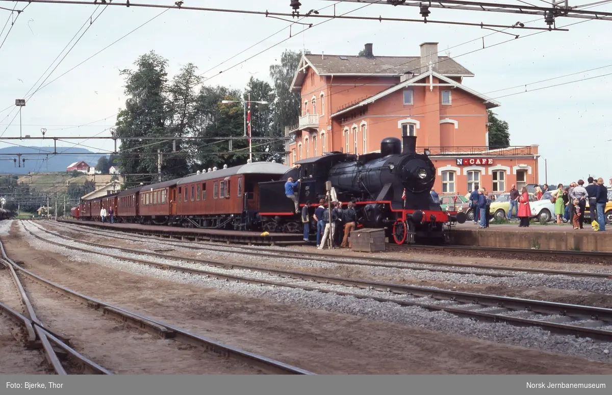 Ekstratog Oslo-Eidsvoll for Norsk Jernbaneklubb i anledning jernbanens 125 års-jubileum i Norge. Toget med damplokomotiv type 24b nr. 236 på Eidsvoll stasjon