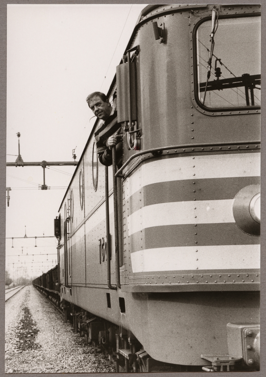 Sven-Gunnar Åkerblom blev lokföraren som fick köra det sista malmtåget med nummer 7201 till Oxelösund. Trafikaktiebolaget Grängesberg - Oxelösunds Järnvägar, TGOJ Ma med malmtåg vid Gredbybangården i Eskilstuna den 19 mars 1990.