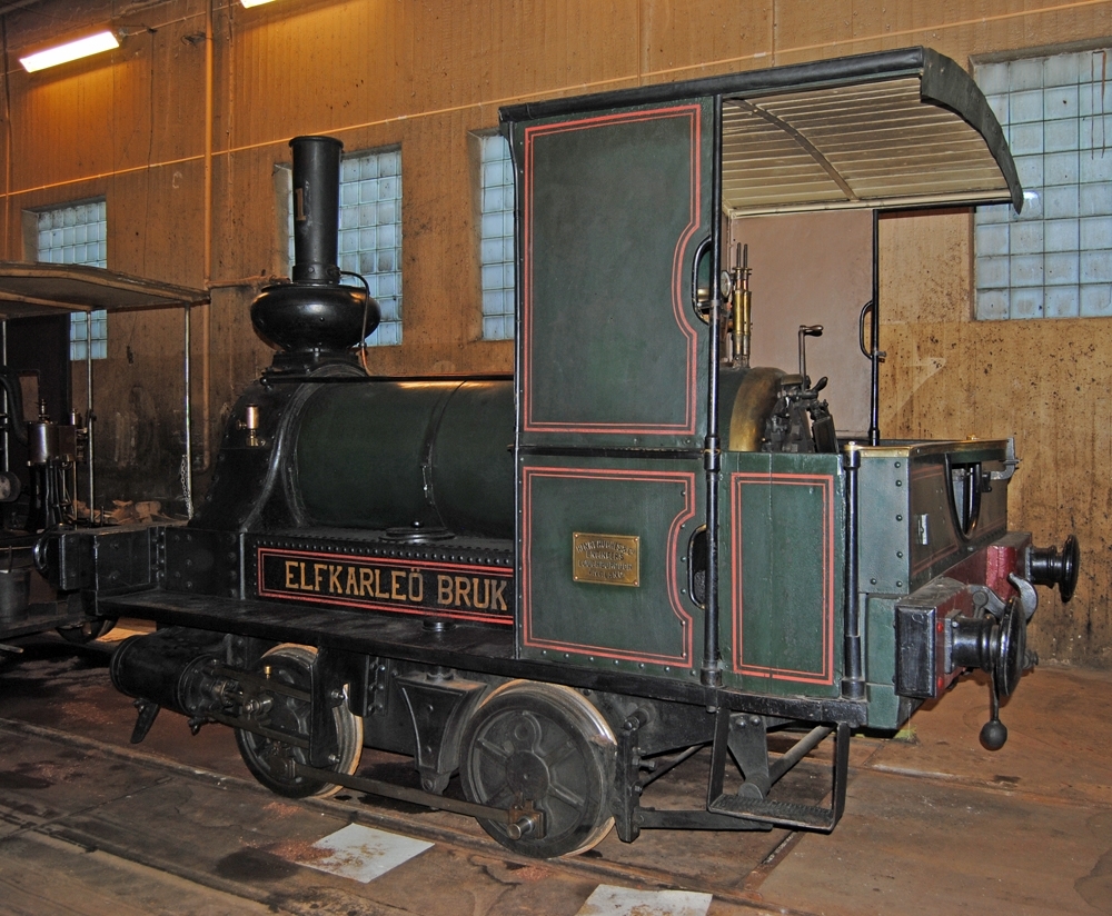 Elfkarleö Bruk nr 1 tillverkat 1873 av Henry Hughes & Co, Loughborough, England, köptes begagnat av Älvkarleö Bruk 1876 och användes som växellok mellan bruket och Älvkarleö station vid Uppsala-Gefle Järnvägar som då var nyöppnad.