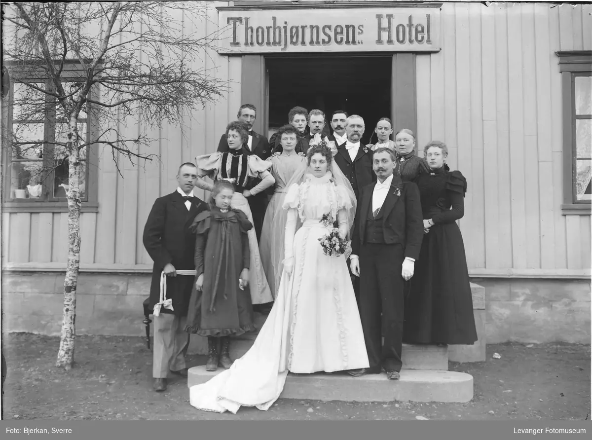 Bryllup, brudepar og gjester foran Thorbjørnsen Hotel. - Levanger ...