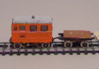Modell av orange motordressin i skala 1:87 Nr:3683
Dressinen har en tillkopplad tralla.

Modell/Fabrikat/typ: Ho, MDR 31