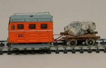 Modell av orange motordressin Nr:3683 i skala 1:87, med tillkopplad tralla.

Modell/Fabrikat/typ: Ho, MDR 131