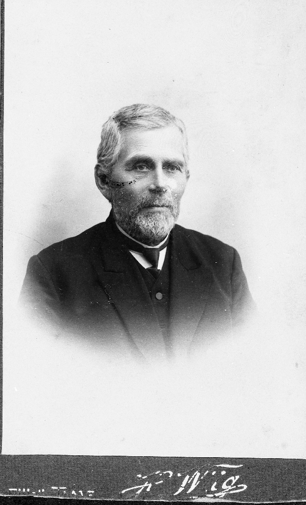 Eivind Eivindson Tjensvoll (1844 - 1931), g. 1872 m. Marta Maria Pedersdtr Fotland (1849 - 1933). Han var prisdomar for kurasen Raukoll ved verdensutstillinga i 1914 i Oslo og har medalje frå det.