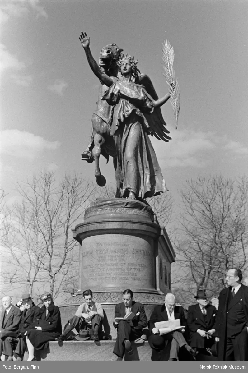 Statue og folk i en park